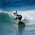 Surfeur sur la plage de Tel Aviv. מתגלגלים